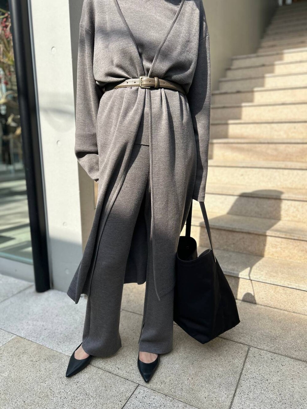 ブラウン系のニット/セーター、ブラウン系のその他パンツ、ブラウン系のカーディガン/ボレロを着用したレディースの秋コーディネートの8枚目の写真