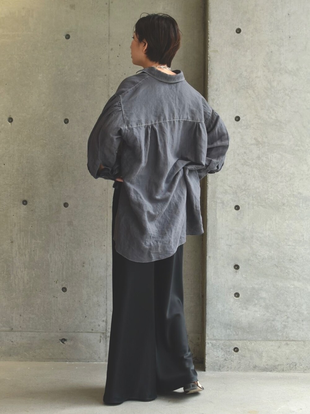 グレー系のシャツ/ブラウス、ブラック系のその他パンツ、ブラック系のサンダルを着用したレディースの春コーディネートの3枚目の写真