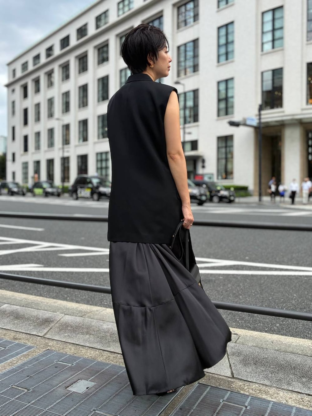 ブラック系のその他アウター、ブラック系のその他パンツ、ブラック系のワンピースを着用したレディースの夏コーディネートの4枚目の写真