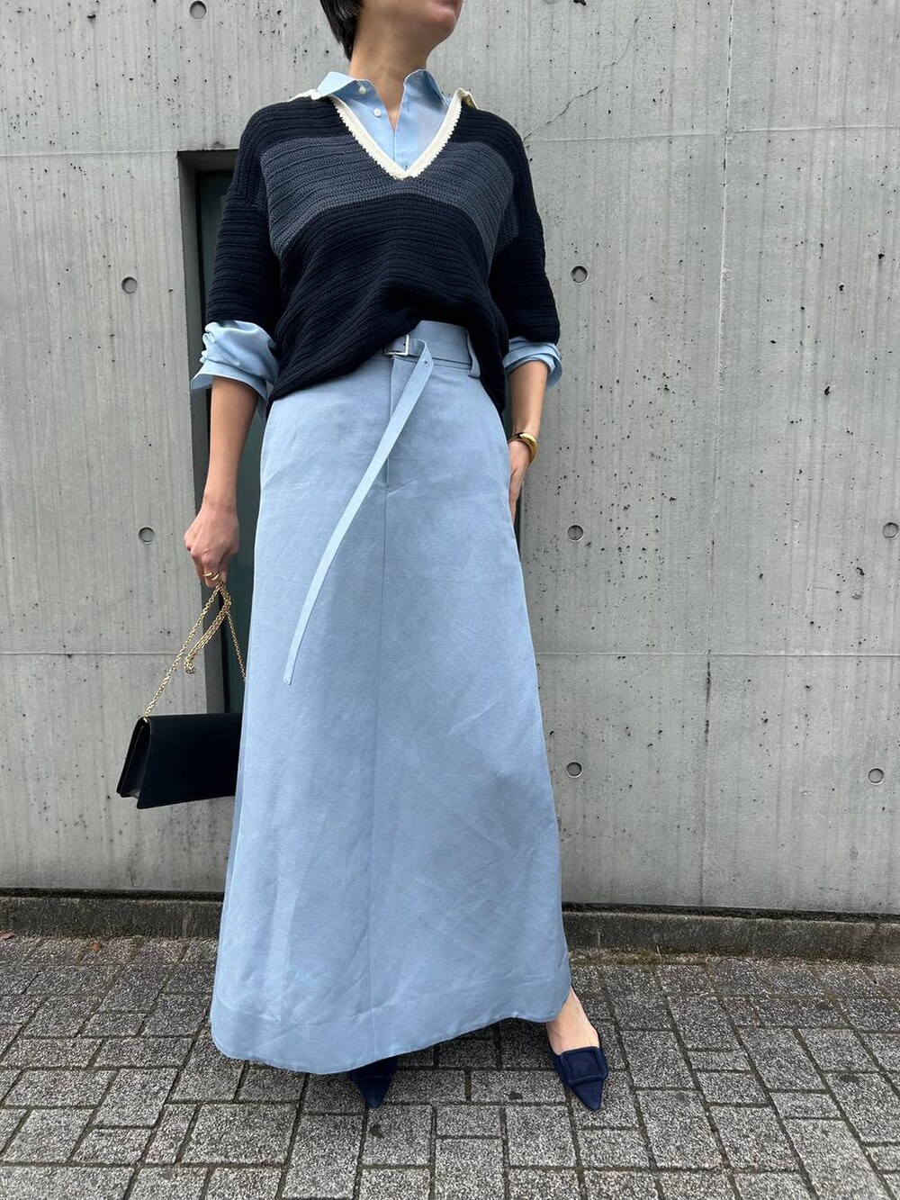 ブルー系のニット/セーター、ブルー系のシャツ/ブラウス、ブルー系のスカートを着用したレディースの春コーディネートの8枚目の写真