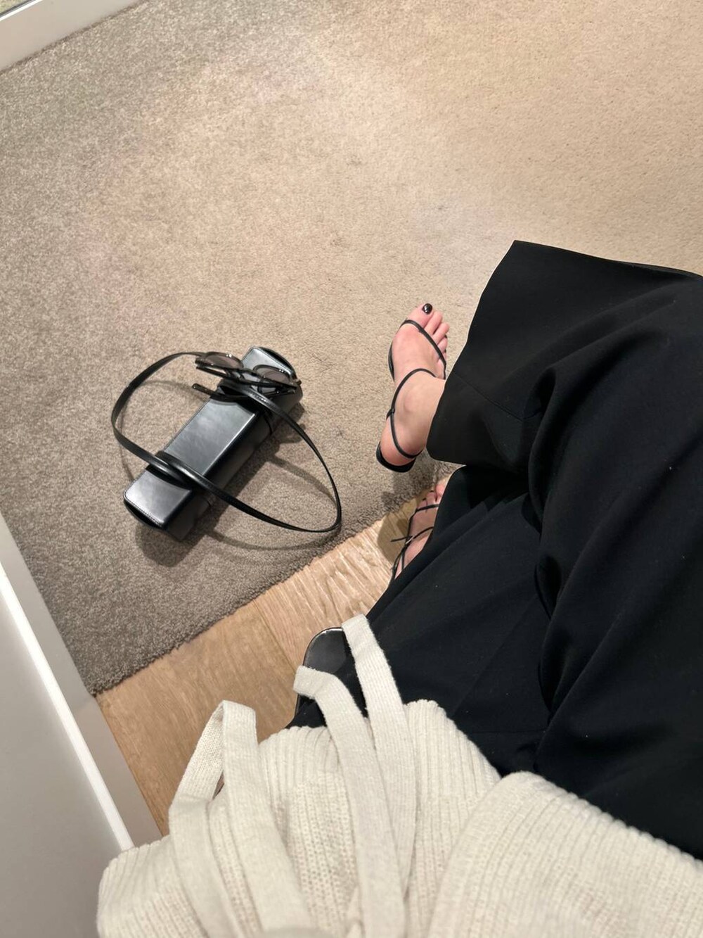 ブラック系のその他トップス、ホワイト系のカーディガン/ボレロ、ブラック系のスラックスを着用したレディースの冬コーディネートの8枚目の写真