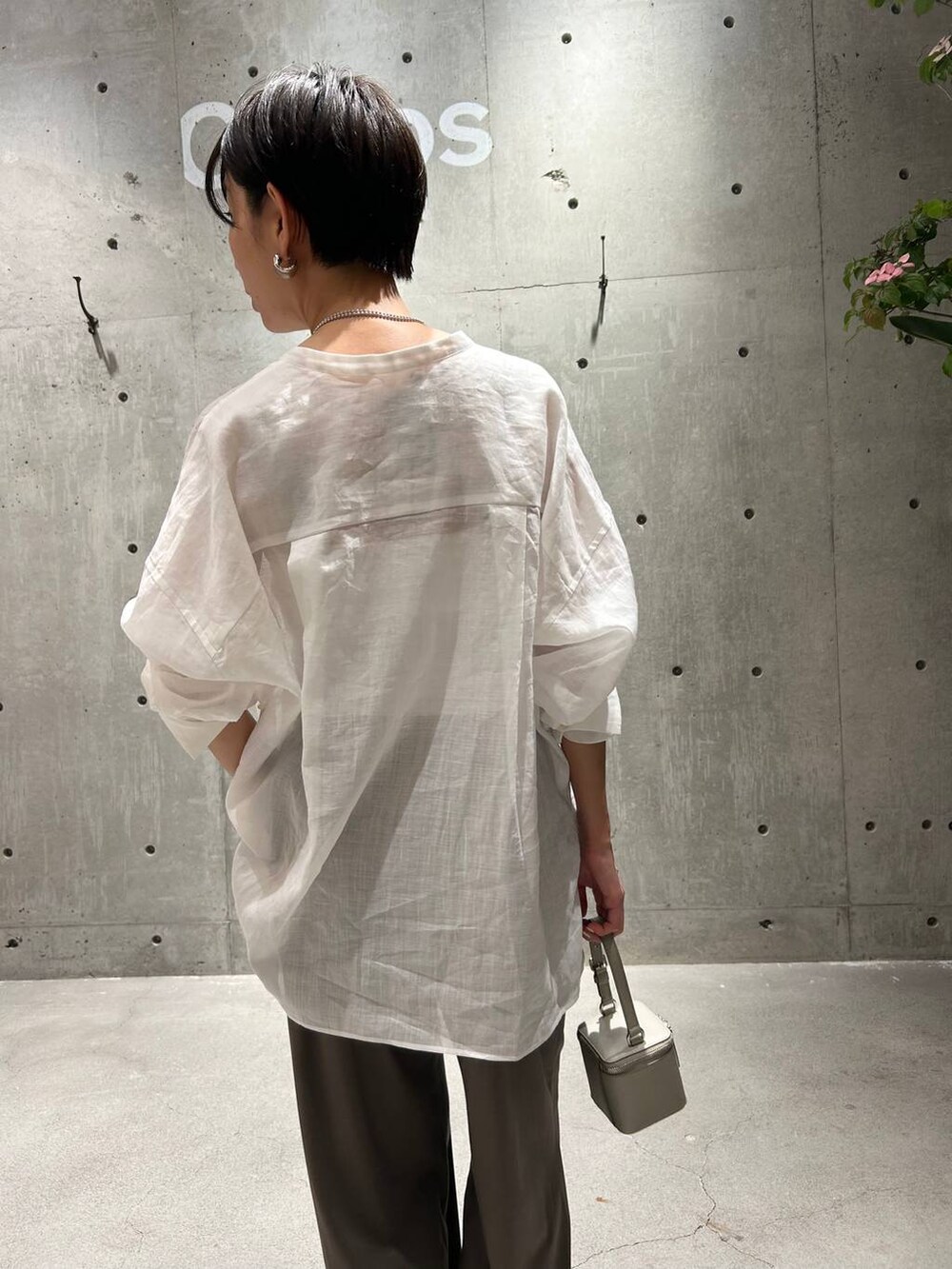 ホワイト系のその他トップス、ブラウン系のその他パンツ、ホワイト系のシャツ/ブラウスを着用したレディースの夏コーディネートの6枚目の写真