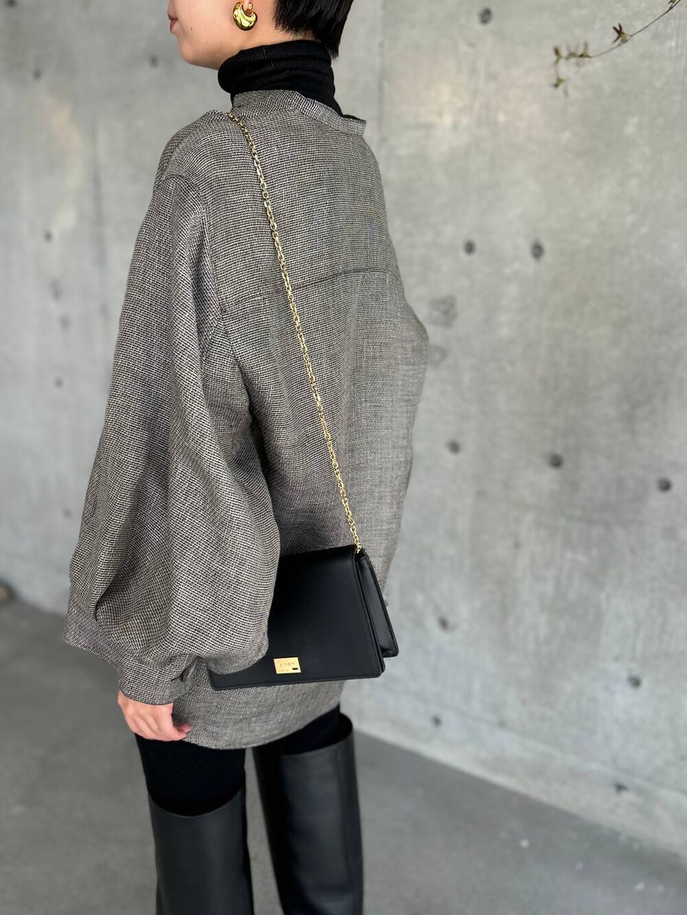 ブラック系のニット/セーター、ブラック系のその他パンツ、ブラック系のシャツ/ブラウスを着用したレディースの秋コーディネートの8枚目の写真