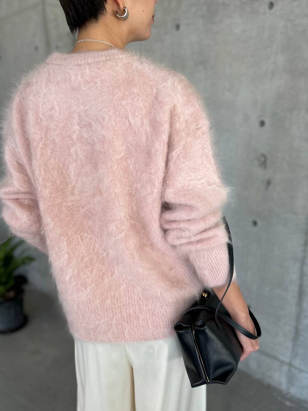 ホワイト系のその他パンツ、ピンク系のニット/セーターを着用したレディースの夏コーディネートの8枚目の写真