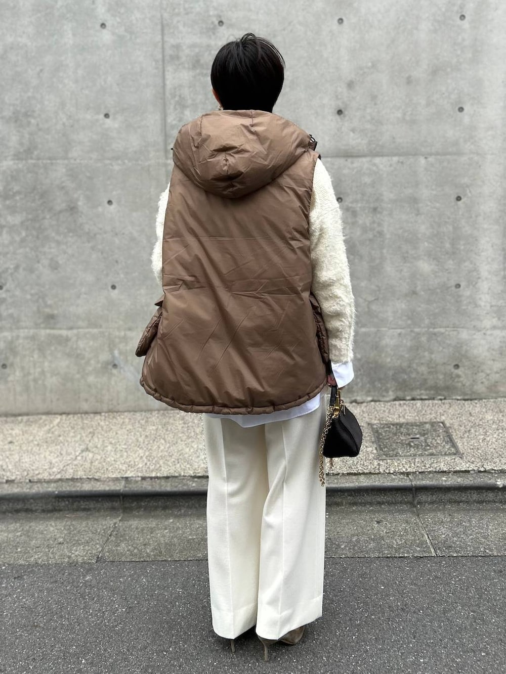 ホワイト系のシャツ/ブラウス、ホワイト系のニット/セーター、ホワイト系のスラックスを着用したレディースの秋コーディネートの3枚目の写真