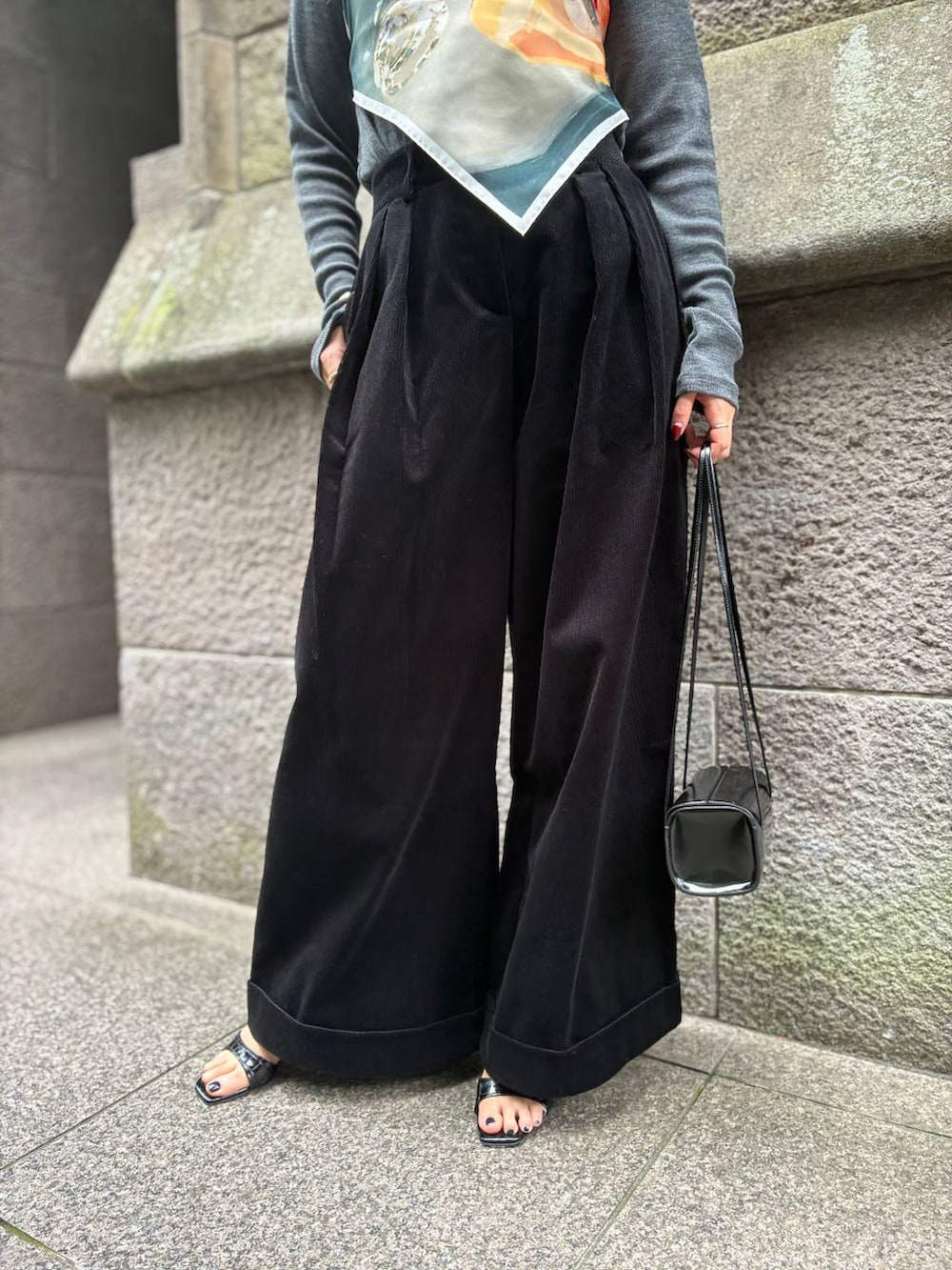 グレー系のニット/セーター、ホワイト系のその他アウター、グレー系のストール/ショールを着用したレディースの秋コーディネートの8枚目の写真