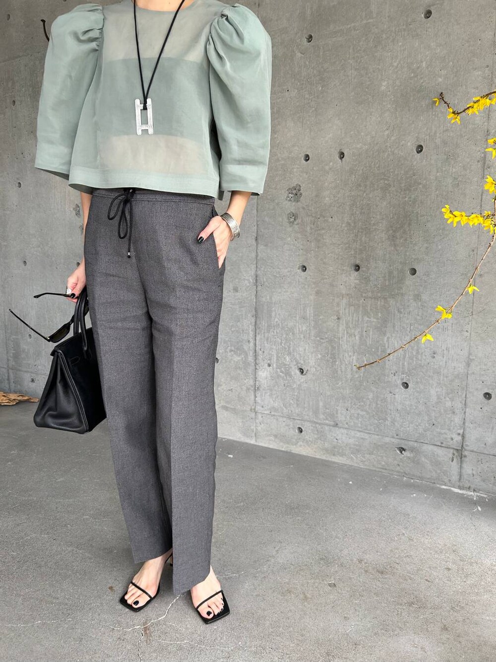 ブラック系のチューブトップ、ブラック系のその他パンツ、グリーン系のシャツ/ブラウスを着用したレディースの春コーディネートの8枚目の写真