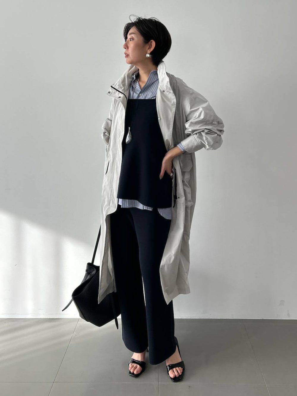 ブルー系のシャツ/ブラウス、ブルー系のその他パンツ、グレー系のナイロンジャケットを着用したレディースの冬コーディネートの2枚目の写真