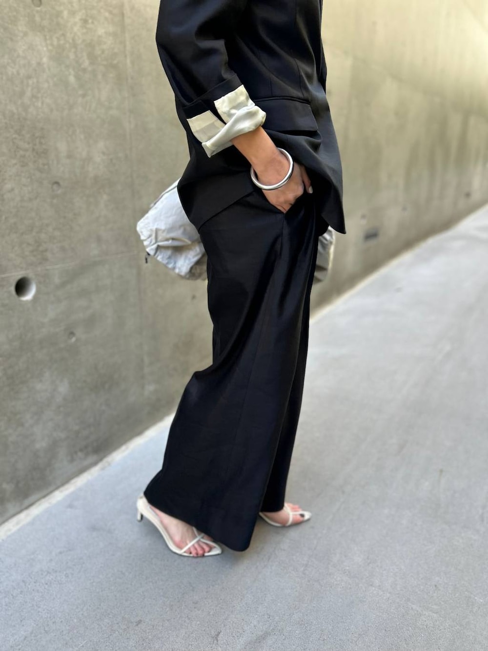 ブラック系のその他トップス、ブラック系のキャミソール、ブラック系のスラックスを着用したレディースの冬コーディネートの9枚目の写真