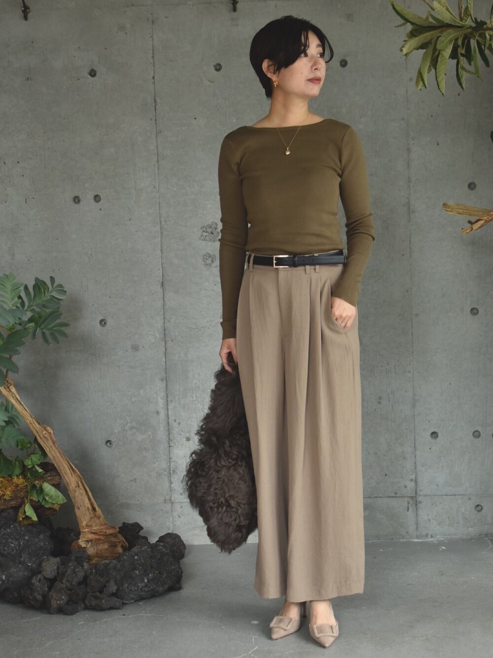 ブラウン系のトップス、ブラウン系のパンツ、ベージュ系のシューズを着用したレディースの夏コーディネートの2枚目の写真