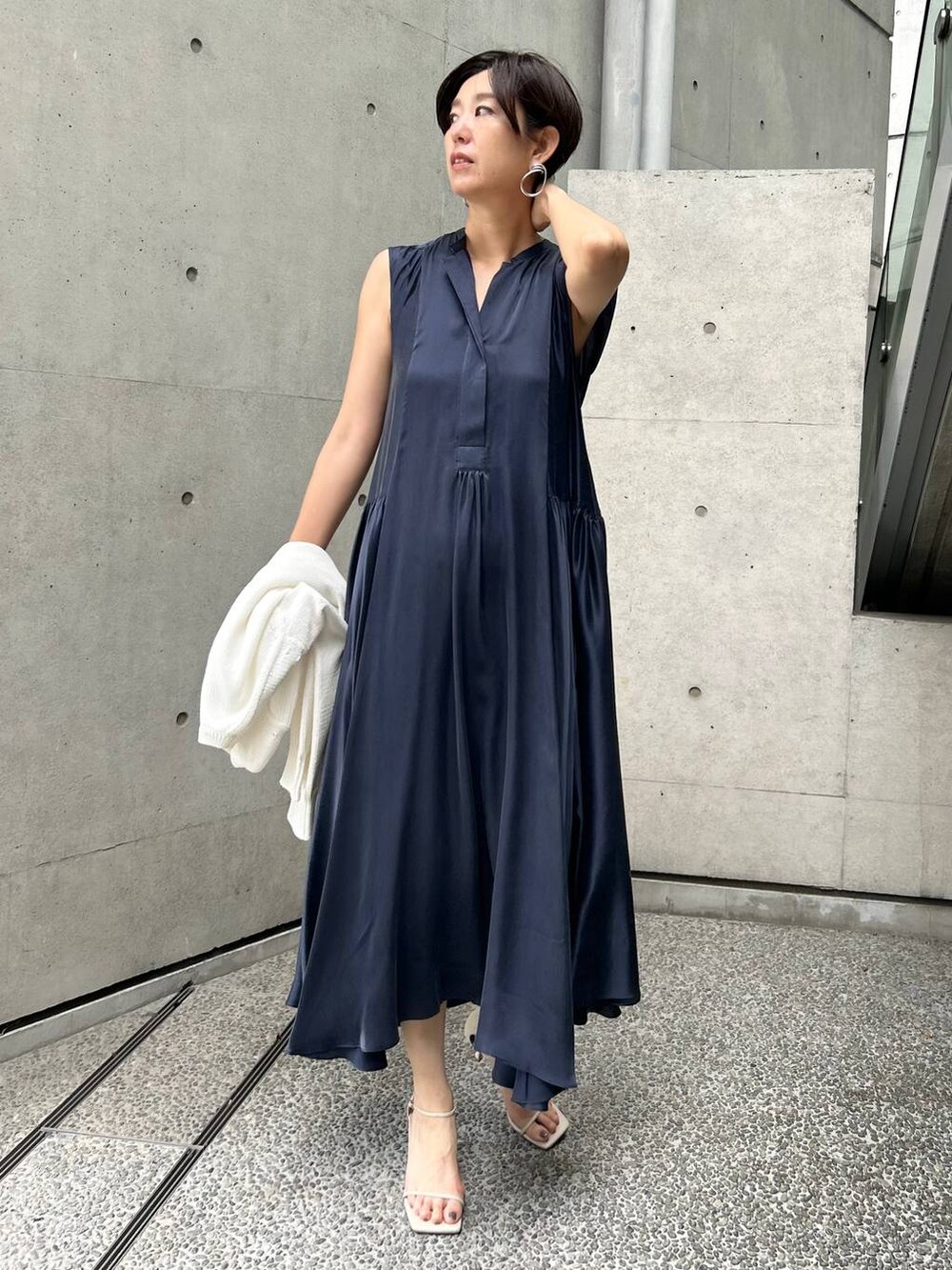 ブラック系のキャミソール、ブルー系のワンピース、ベージュ系のサンダルを着用したレディースの夏コーディネートの2枚目の写真