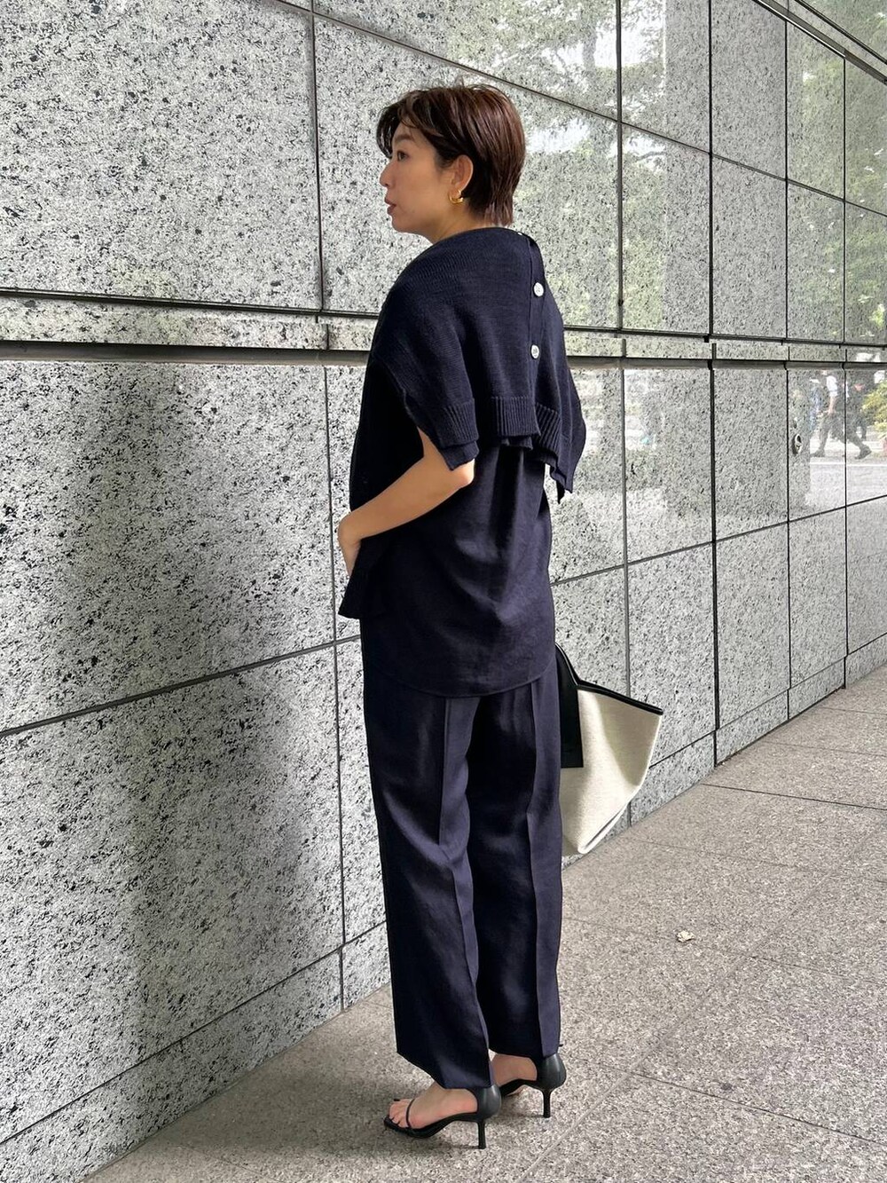 ブルー系のカーディガン/ボレロ、ブルー系のスラックス、ブルー系のシャツ/ブラウスを着用したレディースの春コーディネートの4枚目の写真