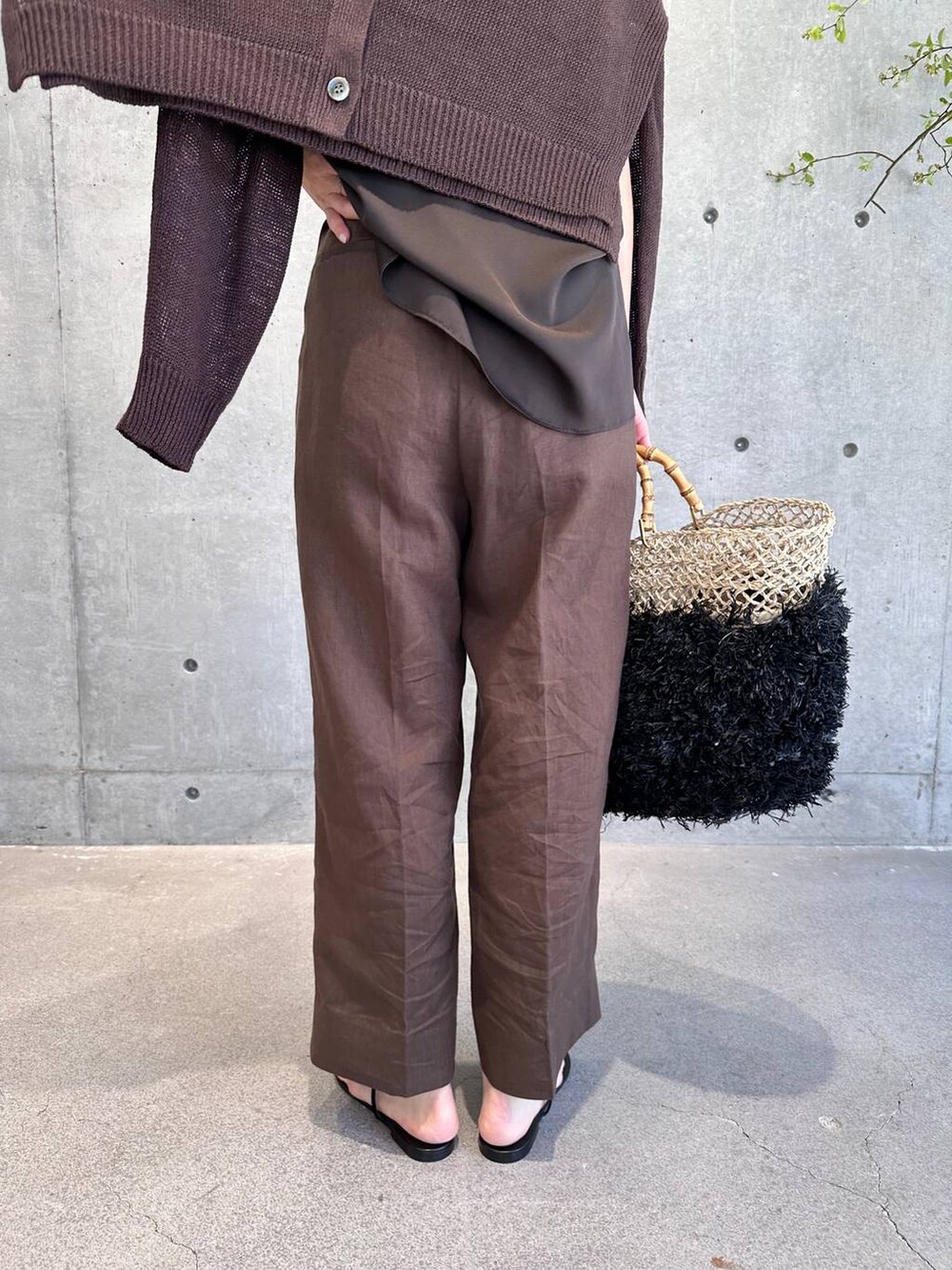 ブラウン系のシャツ/ブラウス、ブラウン系のカーディガン/ボレロ、ブラウン系のその他パンツを着用したレディースの春コーディネートの7枚目の写真