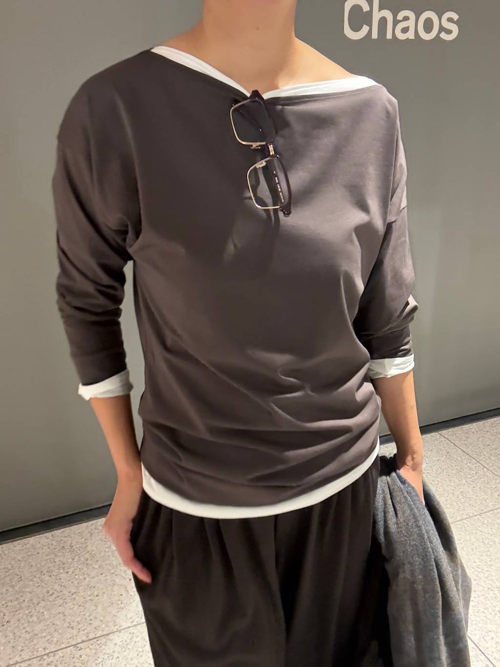 グレー系のその他パンツ、ホワイト系のTシャツ/カットソー、ブラウン系のTシャツ/カットソーを着用したレディースの秋コーディネートの6枚目の写真