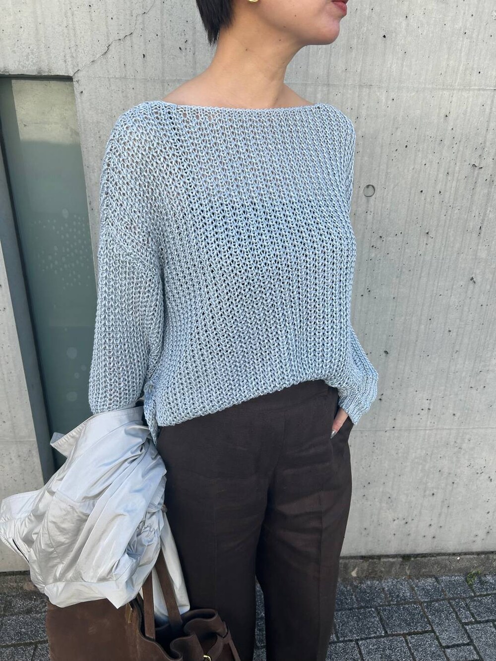 ブルー系のニット/セーター、ホワイト系のその他トップス、グレー系のナイロンジャケットを着用したレディースの冬コーディネートの5枚目の写真