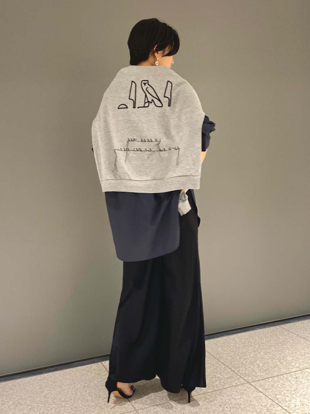 ブルー系のシャツ/ブラウス、ブラック系のその他パンツ、ブラック系のサンダルを着用したレディースの夏コーディネートの3枚目の写真