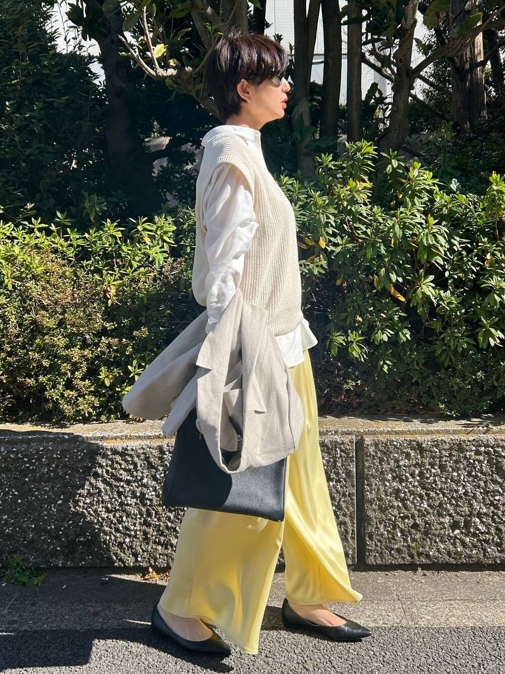 イエロー系のその他パンツ、ホワイト系のベスト、ベージュ系のテーラードジャケットを着用したレディースの冬コーディネートの3枚目の写真