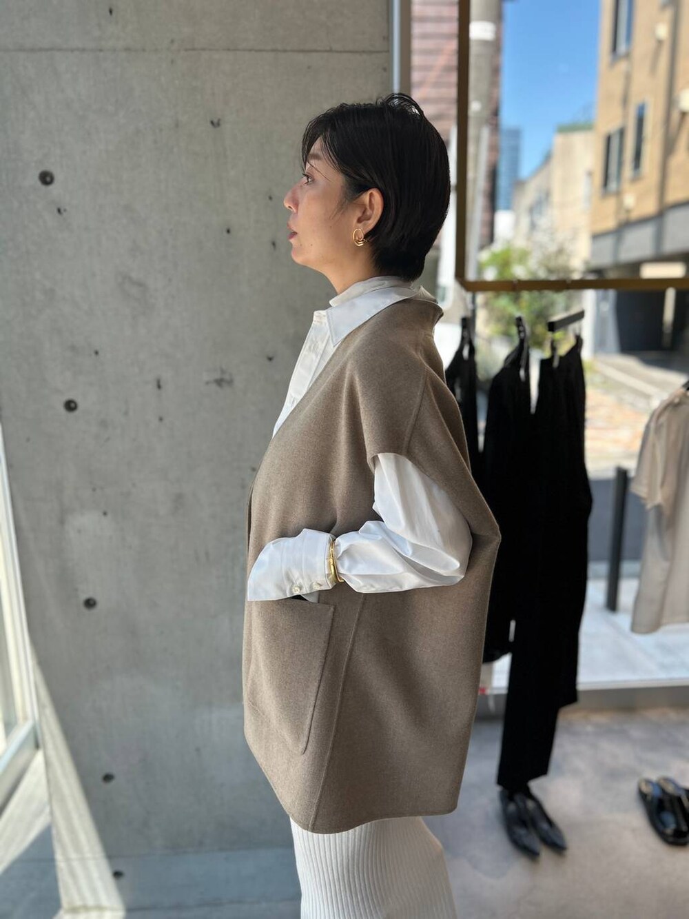 ホワイト系のその他トップス、ホワイト系のシャツ/ブラウス、グレー系のその他アウターを着用したレディースの秋コーディネートの7枚目の写真