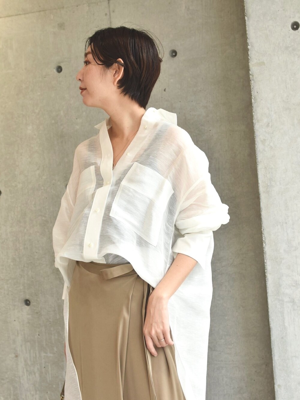 ホワイト系のシャツ/ブラウス、ブラック系のタンクトップ、ブラウン系のスカートを着用したレディースの春コーディネートの4枚目の写真