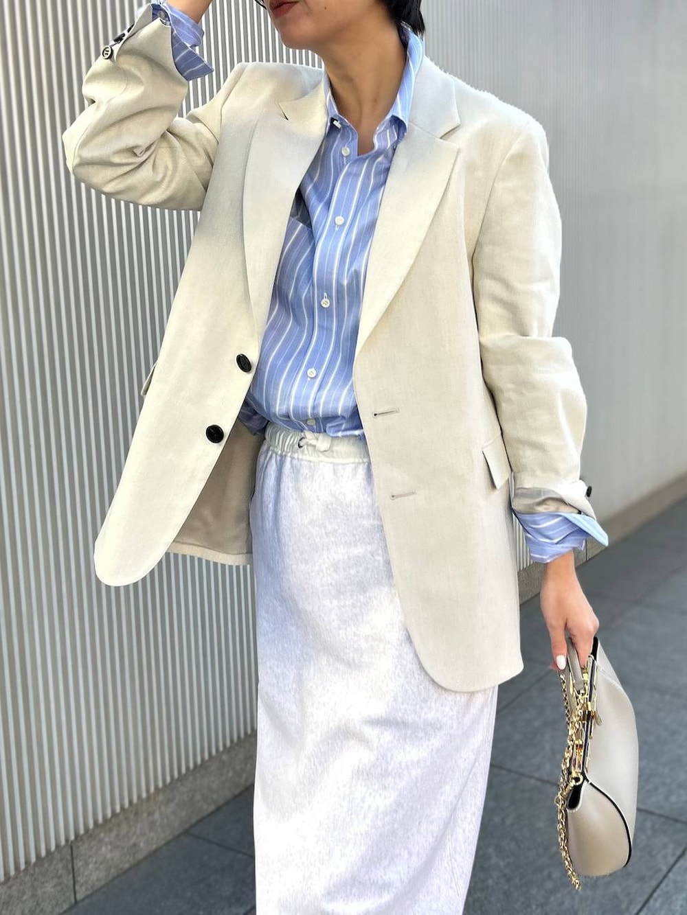 その他のシャツ/ブラウス、グレー系のスカート、ホワイト系のテーラードジャケットを着用したレディースの冬コーディネートの6枚目の写真