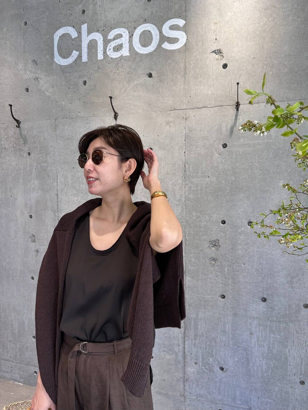 ブラウン系のシャツ/ブラウス、ブラウン系のカーディガン/ボレロ、ブラウン系のその他パンツを着用したレディースの春コーディネートの5枚目の写真