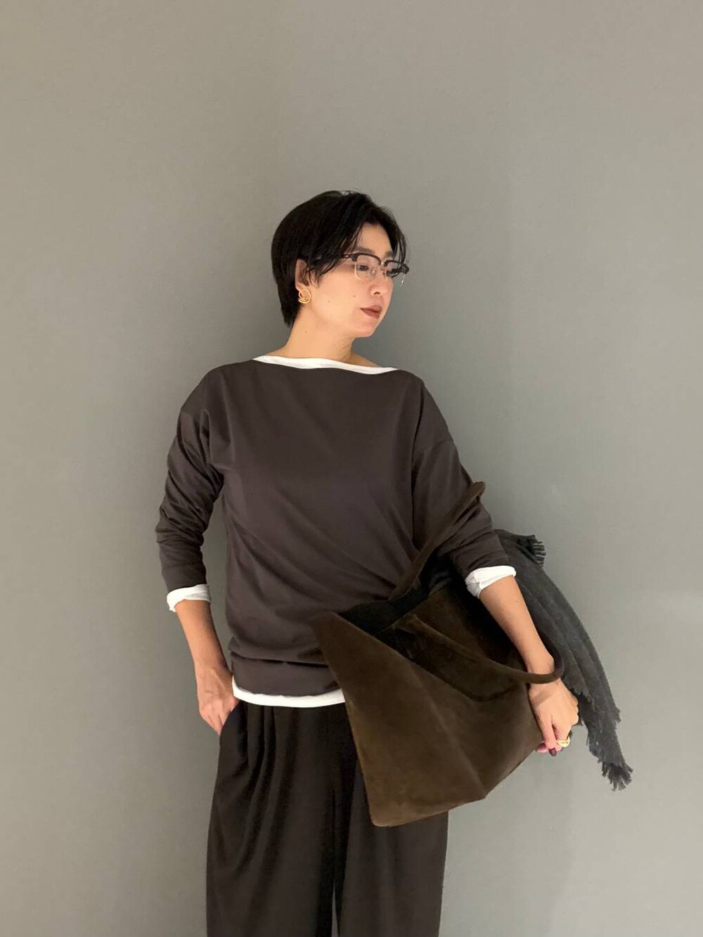 グレー系のその他パンツ、ホワイト系のTシャツ/カットソー、ブラウン系のTシャツ/カットソーを着用したレディースの秋コーディネートの8枚目の写真