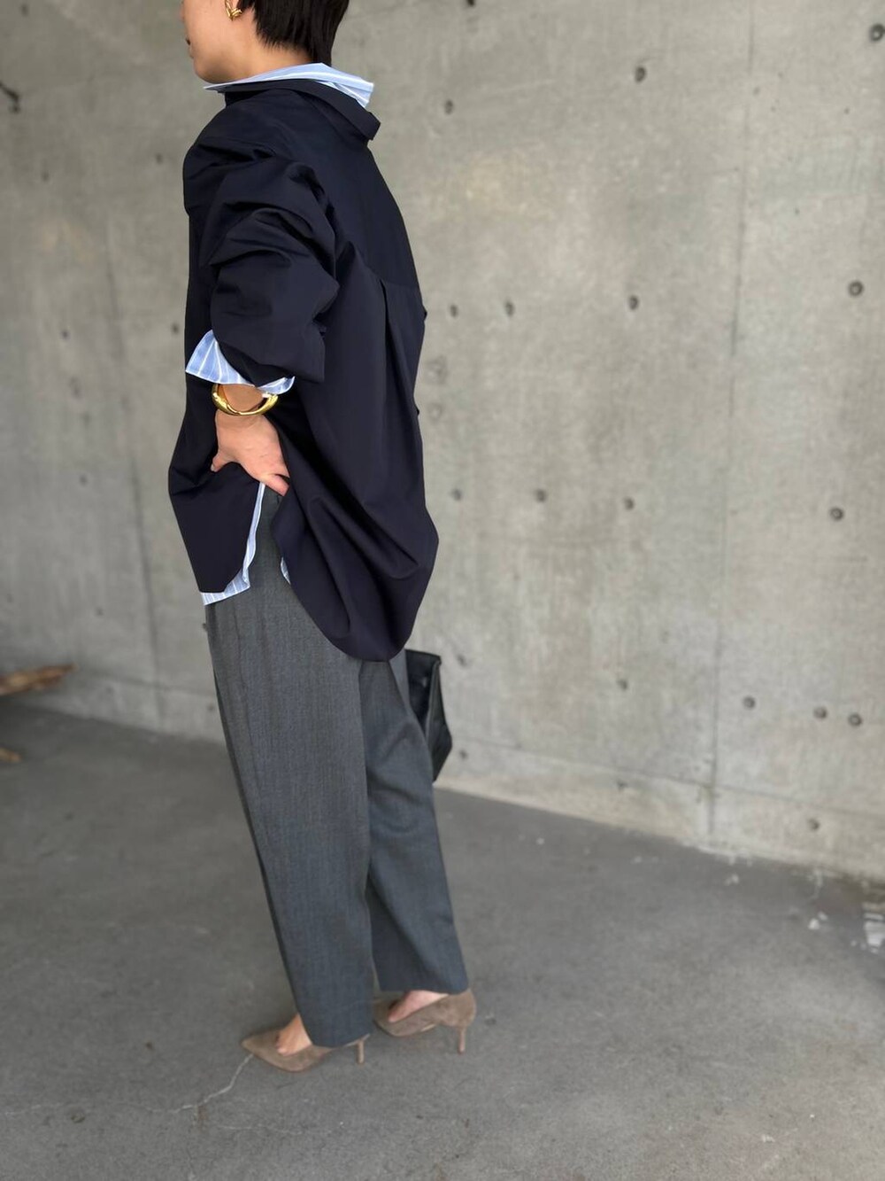 その他のシャツ/ブラウス、ブルー系のシャツ/ブラウス、グレー系のスラックスを着用したレディースの冬コーディネートの6枚目の写真