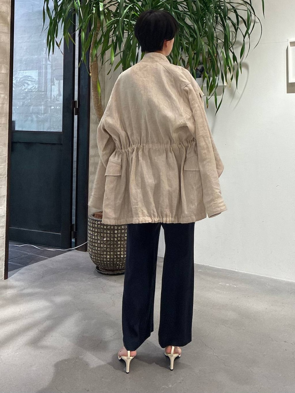 ブルー系のその他パンツ、ブルー系のシャツ/ブラウス、ホワイト系のブルゾンを着用したレディースの春コーディネートの4枚目の写真