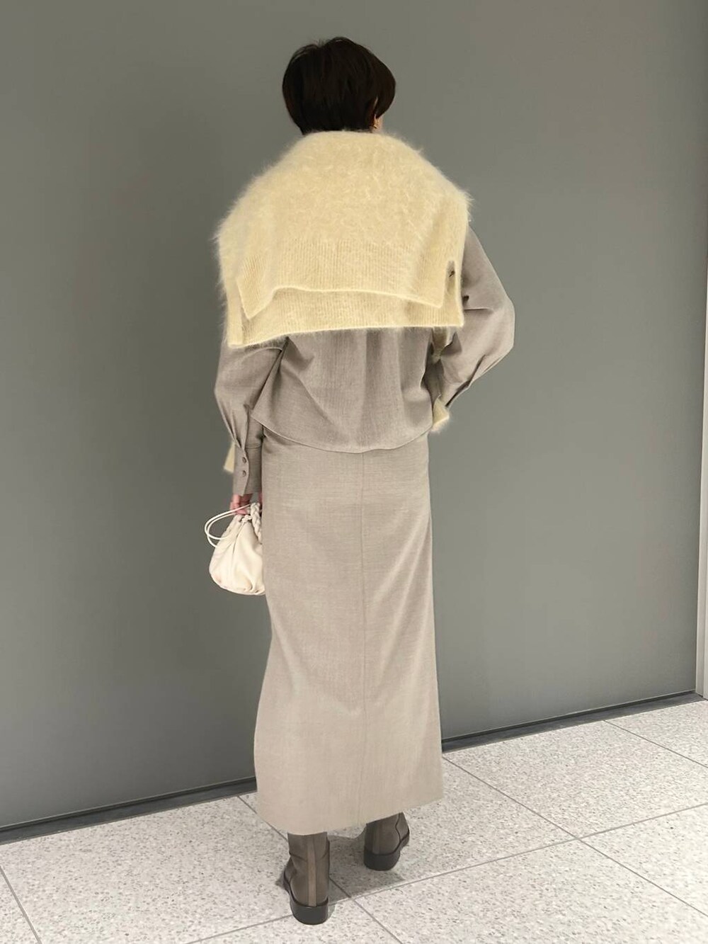 ホワイト系のその他トップス、イエロー系のニット/セーター、ベージュ系のスカートを着用したレディースの秋コーディネートの4枚目の写真