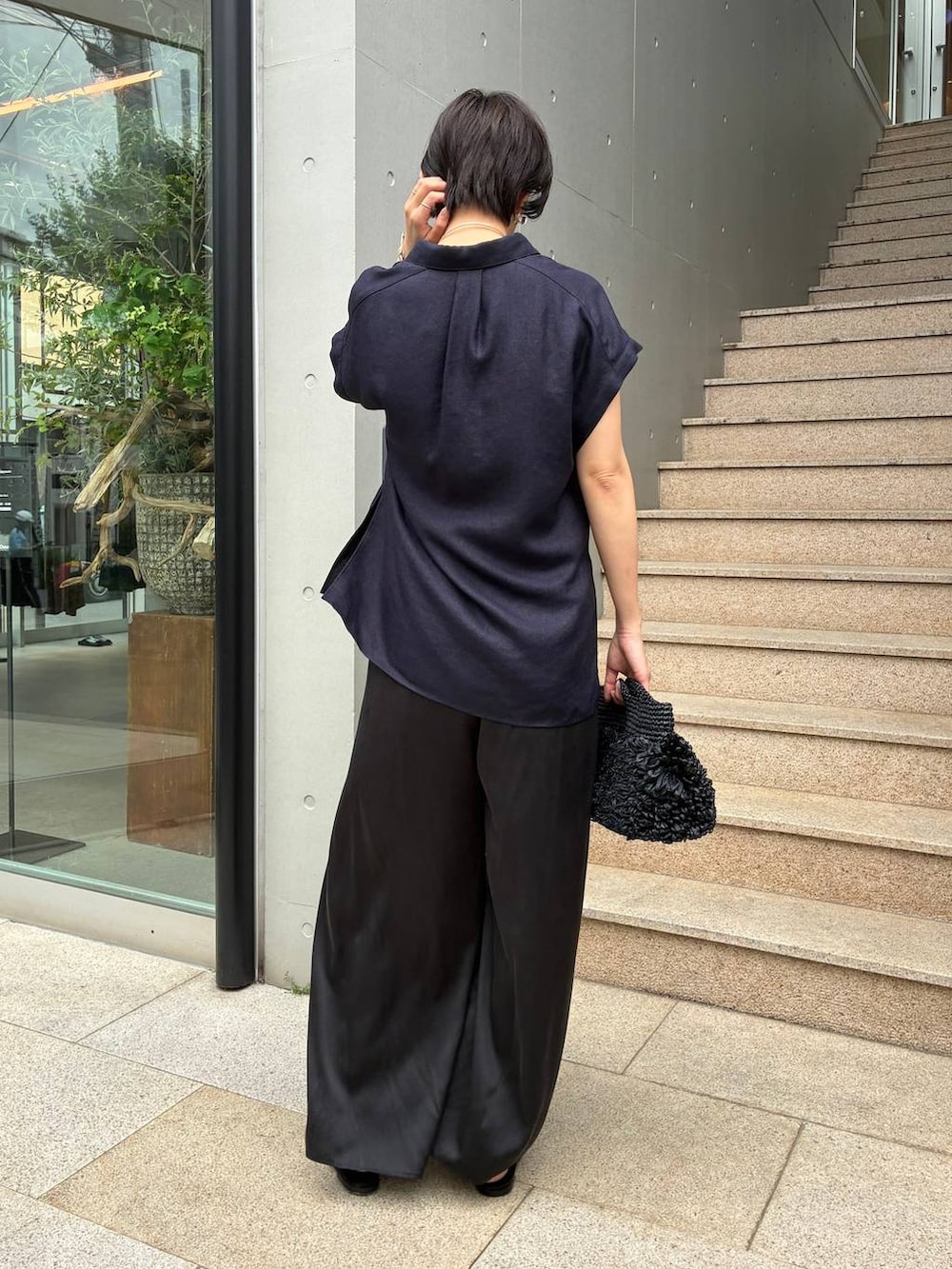 ブルー系のシャツ/ブラウス、ブラック系のその他パンツ、ブラック系のサンダルを着用したレディースの春コーディネートの4枚目の写真