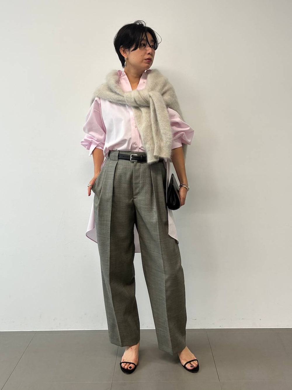 ピンク系のシャツ/ブラウス、グレー系のスラックス、グレー系のカーディガン/ボレロを着用したレディースの夏コーディネートの2枚目の写真