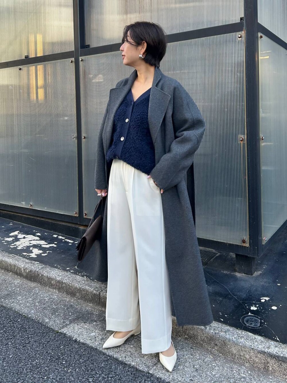 ブルー系のカーディガン/ボレロ、グレー系のノーカラーコート、ホワイト系のスラックスを着用したレディースの冬コーディネートの2枚目の写真