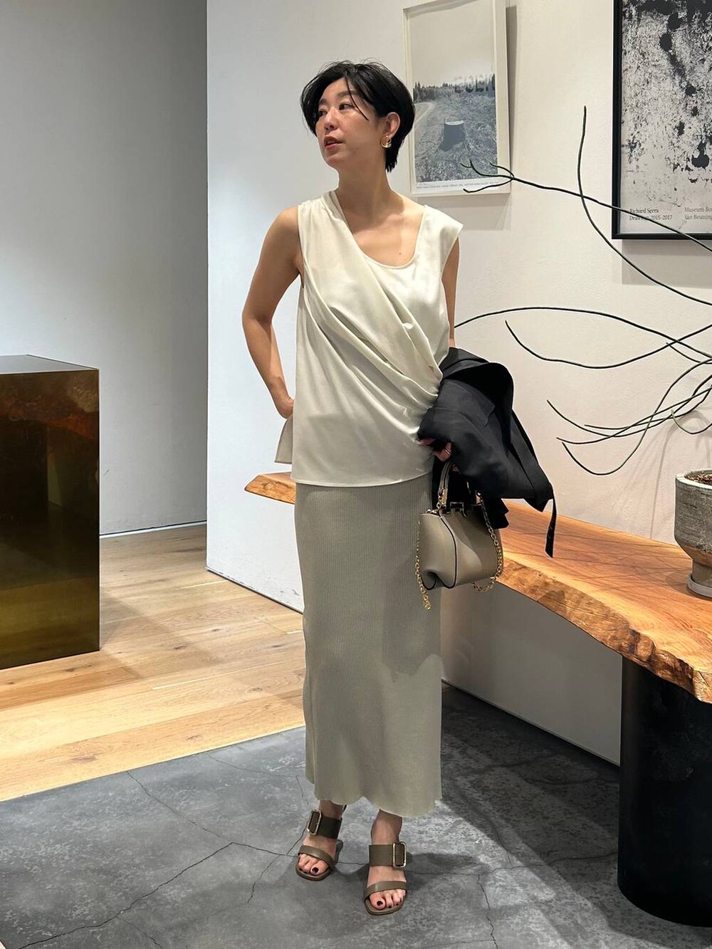 ホワイト系のシャツ/ブラウス、グレー系のスカートを着用したレディースの春コーディネートの4枚目の写真