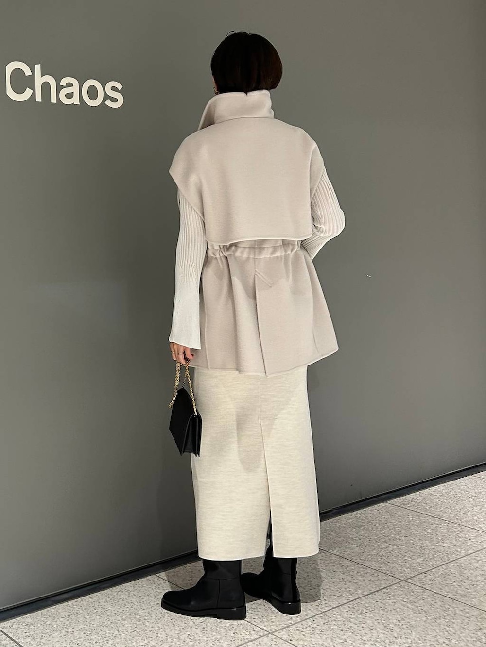 ホワイト系のその他アウター、ホワイト系のニット/セーター、ホワイト系のスカートを着用したレディースの秋コーディネートの4枚目の写真