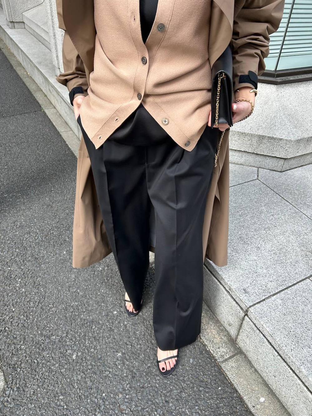 ブラック系のキャミソール、ブラック系のスラックス、ブラウン系のカーディガン/ボレロを着用したレディースの冬コーディネートの5枚目の写真