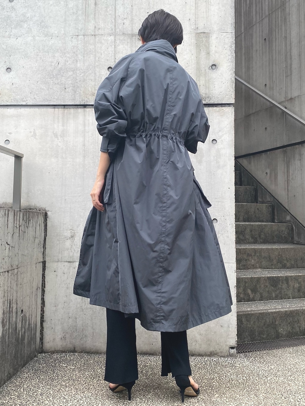 ブラック系のその他パンツ、ブラック系のタンクトップ、グレー系のナイロンジャケットを着用したレディースの夏コーディネートの3枚目の写真