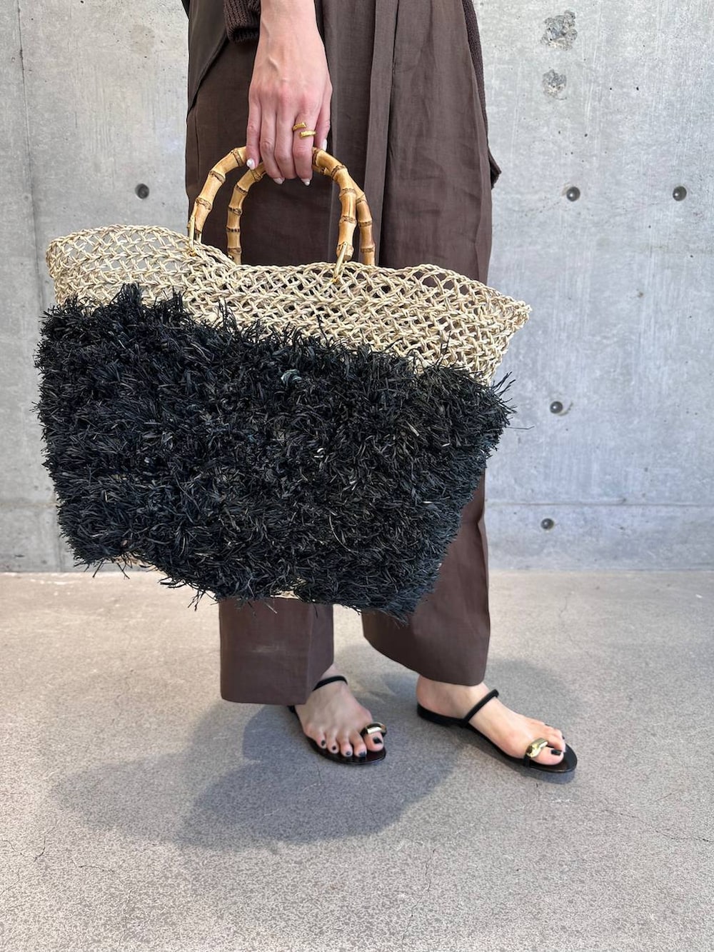 ブラウン系のシャツ/ブラウス、ブラウン系のカーディガン/ボレロ、ブラウン系のその他パンツを着用したレディースの春コーディネートの8枚目の写真