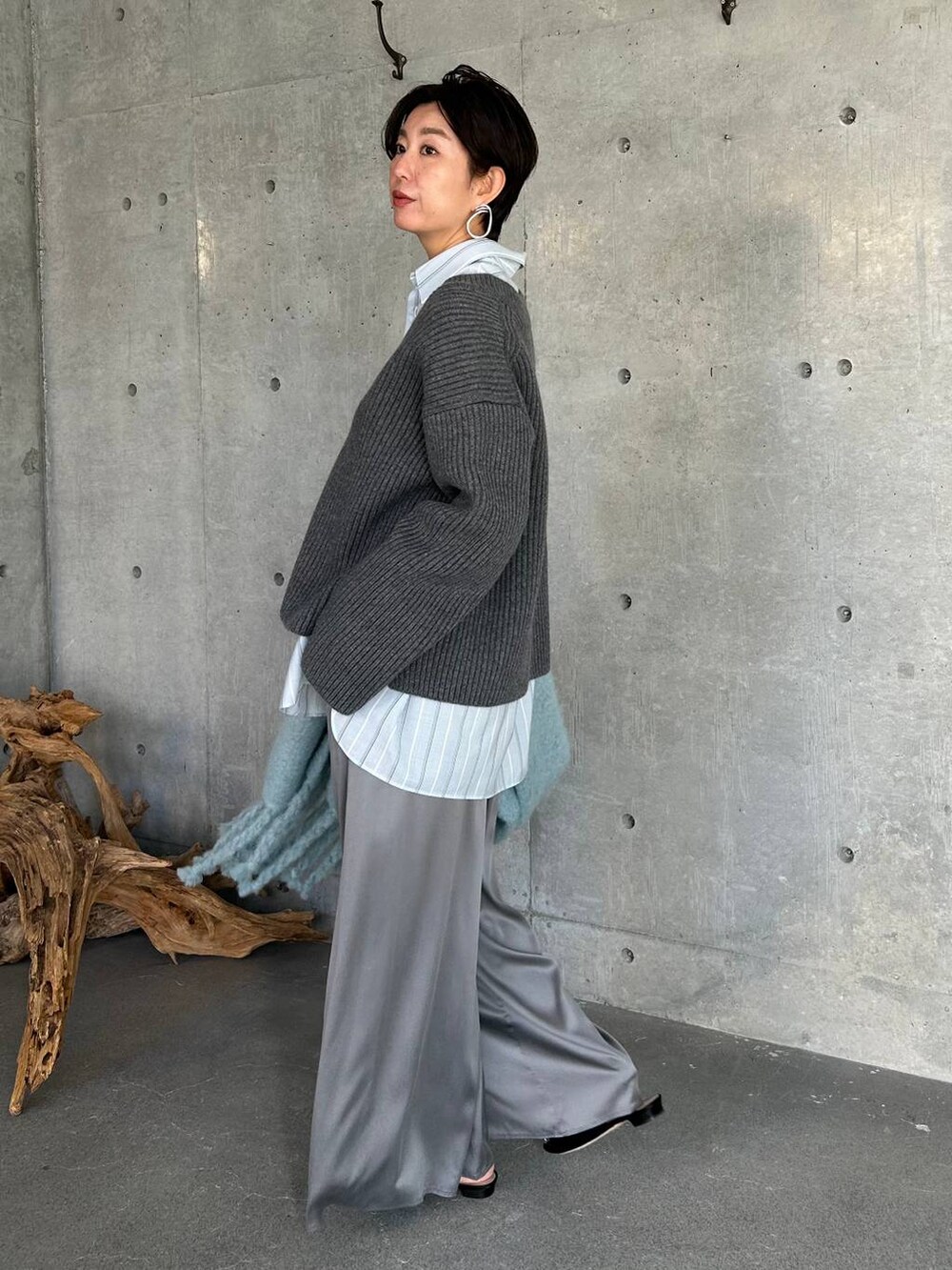 グレー系のその他パンツ、その他のシャツ/ブラウス、ブラック系のノーカラーコートを着用したレディースの秋コーディネートの4枚目の写真