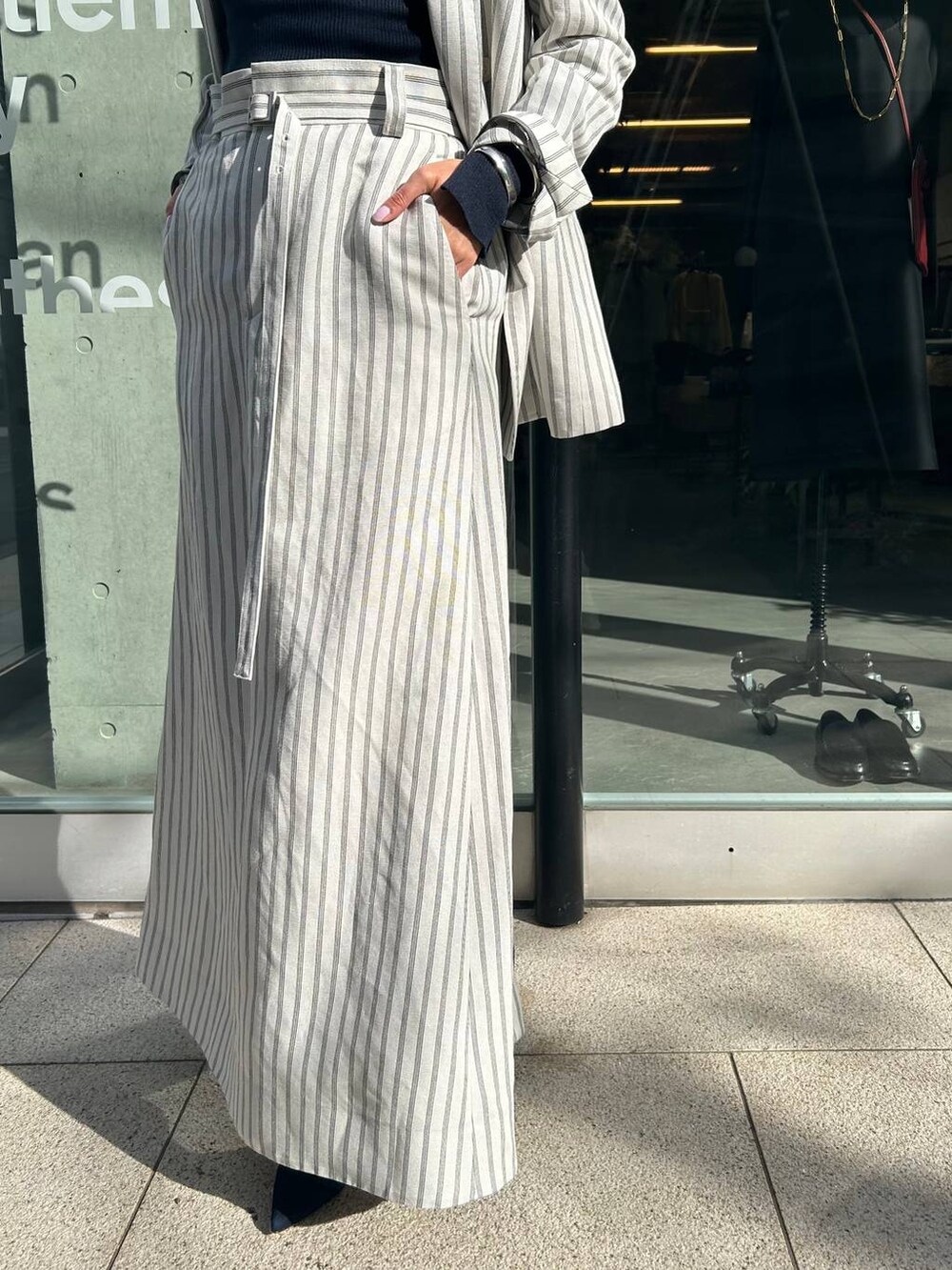 ブルー系のニット/セーター、ホワイト系のテーラードジャケット、ホワイト系のスカートを着用したレディースの冬コーディネートの8枚目の写真