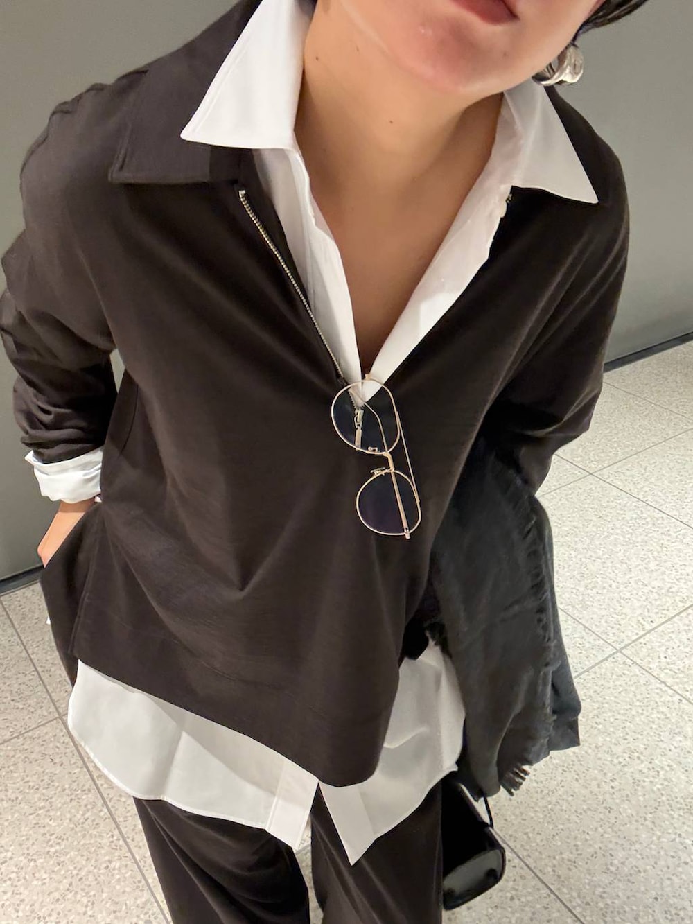 ブラウン系のその他パンツ、ブラウン系のTシャツ/カットソー、ホワイト系のシャツ/ブラウスを着用したレディースの秋コーディネートの6枚目の写真