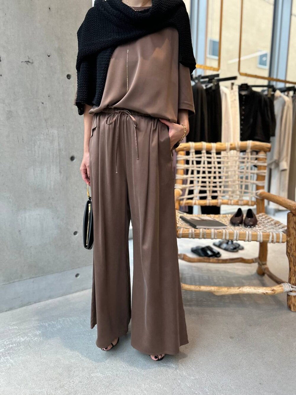 ブラウン系のその他パンツ、ブラック系のサンダル、ブラウン系のTシャツ/カットソーを着用したレディースの夏コーディネートの7枚目の写真