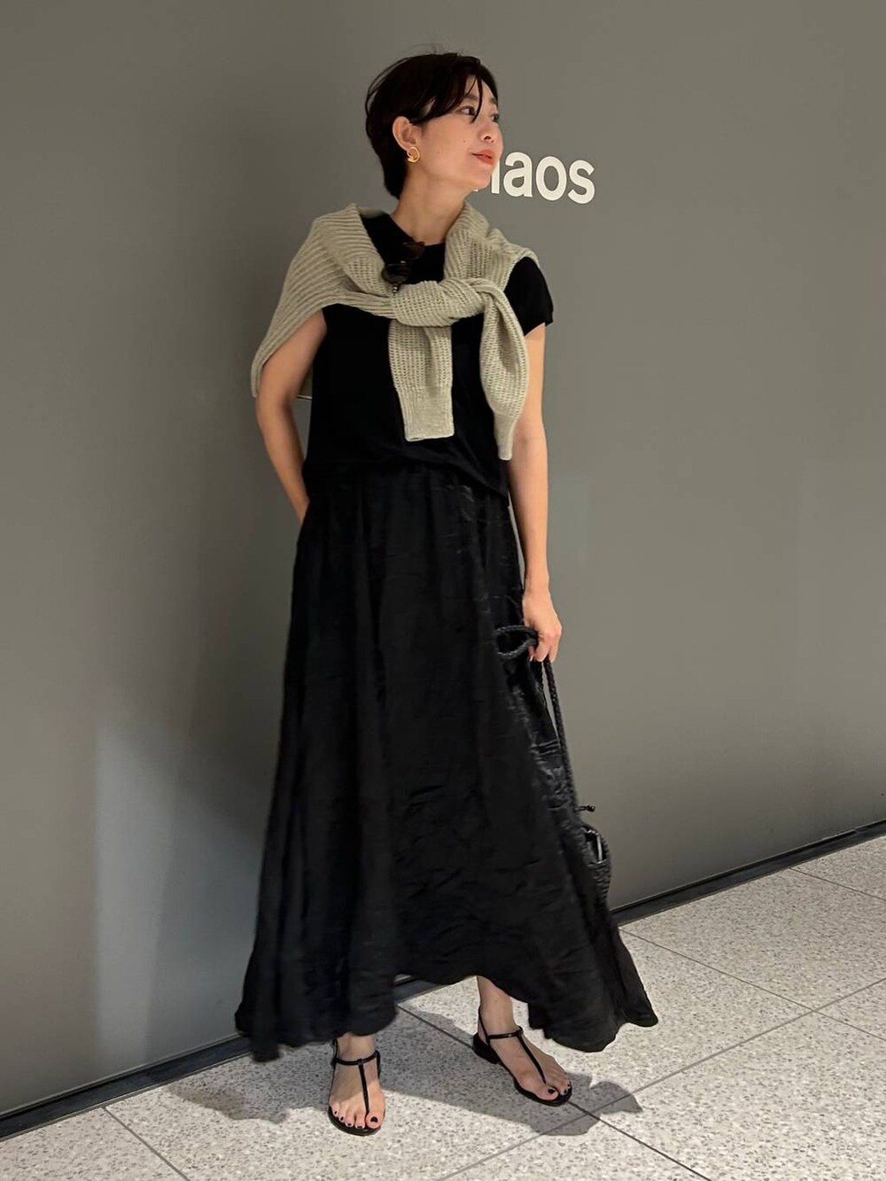 ブラック系のその他トップス、グレー系のカーディガン/ボレロ、ブラック系のTシャツ/カットソーを着用したレディースの夏コーディネートの8枚目の写真