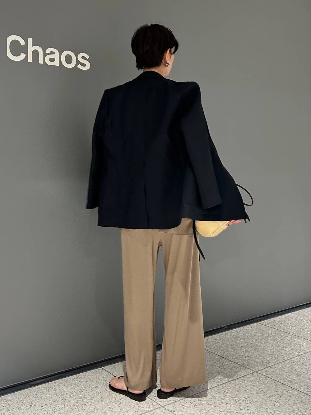 ベージュ系のその他パンツ、ベージュ系のシャツ/ブラウス、ブラック系のテーラードジャケットを着用したレディースの夏コーディネートの5枚目の写真