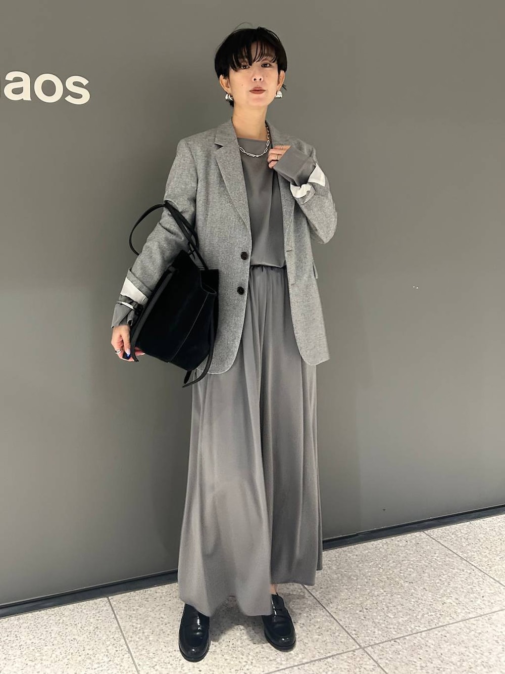 グレー系のその他パンツ、グレー系のテーラードジャケット、グレー系のTシャツ/カットソーを着用したレディースの冬コーディネートの2枚目の写真