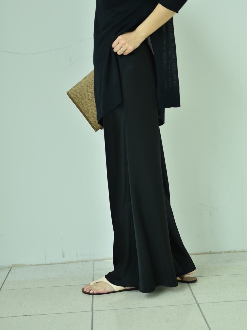 ブラック系のニット/セーター、ブラック系のその他パンツ、ブラウン系のバッグを着用したレディースの春コーディネートの5枚目の写真