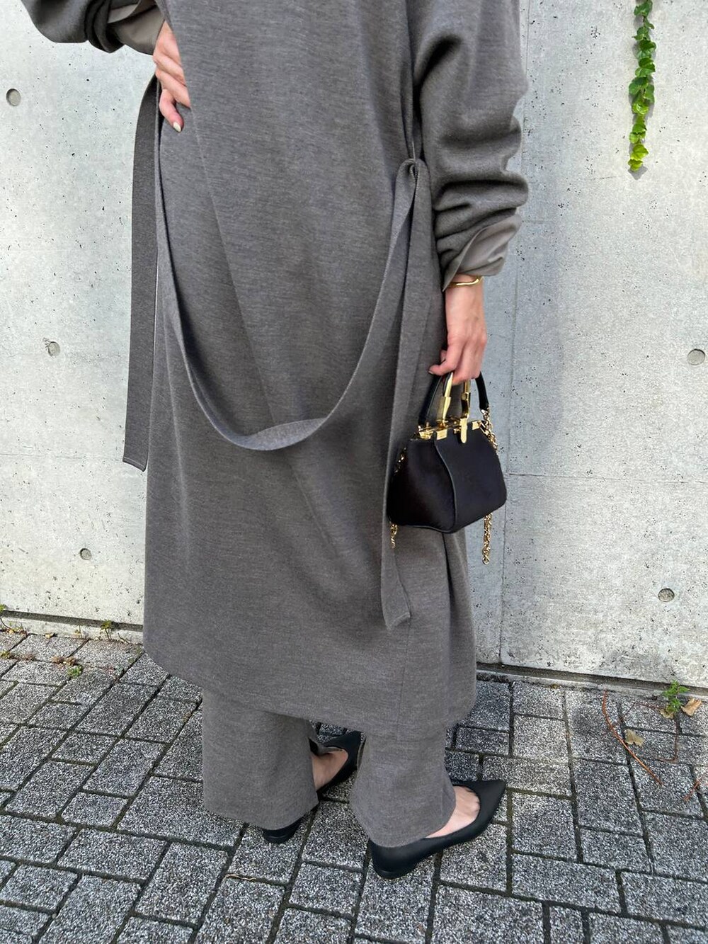 ブラウン系のその他パンツ、ブラウン系のカーディガン/ボレロ、ブラウン系のシャツ/ブラウスを着用したレディースの秋コーディネートの6枚目の写真