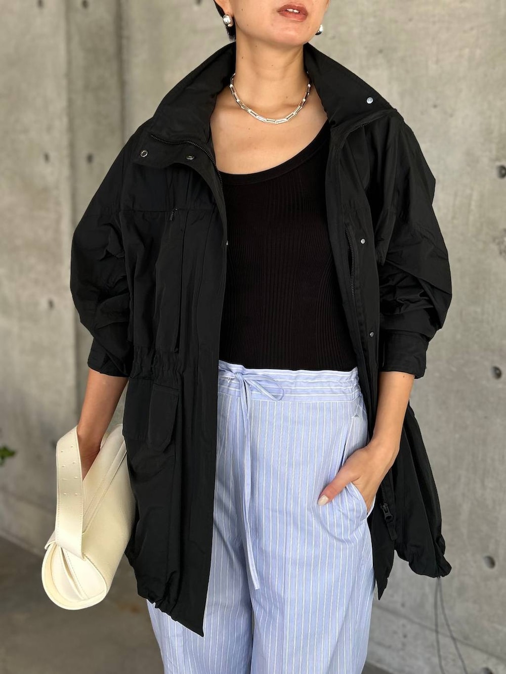 ブラック系のタンクトップ、ブルー系のその他パンツ、ブラック系のブルゾンを着用したレディースの夏コーディネートの5枚目の写真