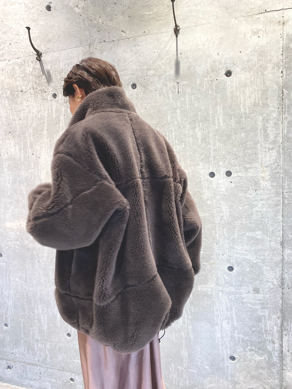 ブラウン系のジャケット/アウター、ブラウン系のスカート、ブラック系のニット/セーターを着用したレディースの秋コーディネートの4枚目の写真