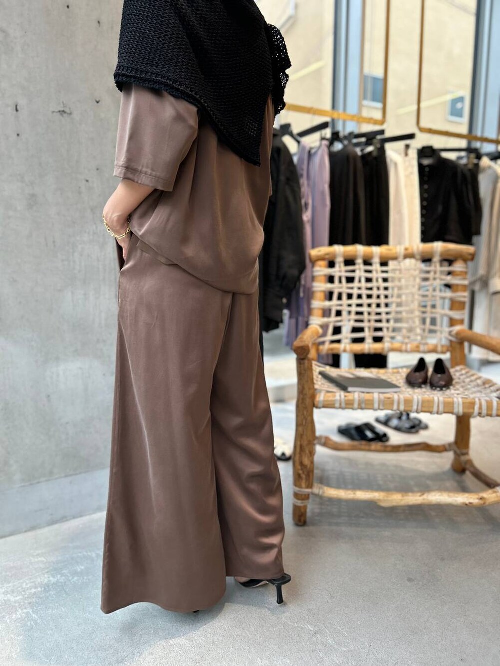 ブラウン系のその他パンツ、ブラック系のサンダル、ブラウン系のTシャツ/カットソーを着用したレディースの夏コーディネートの9枚目の写真