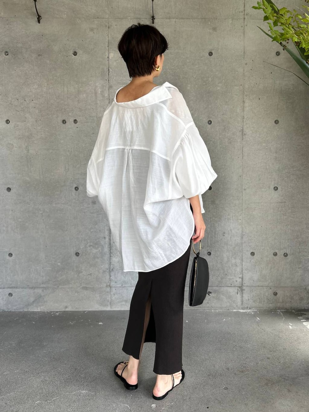 ブラウン系のタンクトップ、ブラウン系のスカート、ベージュ系のシャツ/ブラウスを着用したレディースの夏コーディネートの5枚目の写真